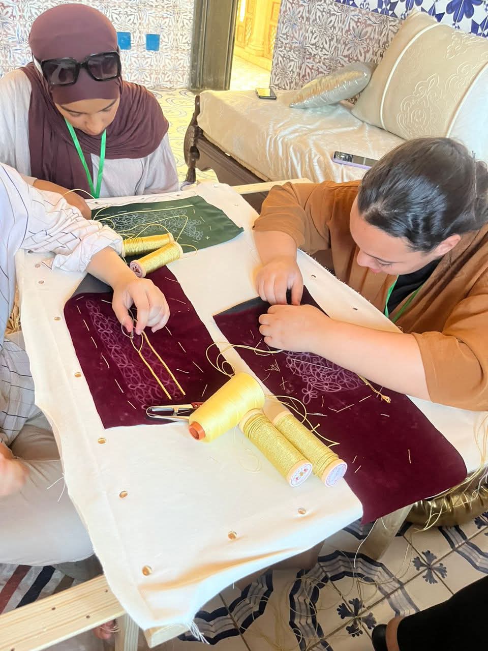 Ateliers de formation à la broderie sur soie et aux techniques traditionnelles de broderie « al-fatla al-ades » et « al-kantir » 🧵🪡🧶